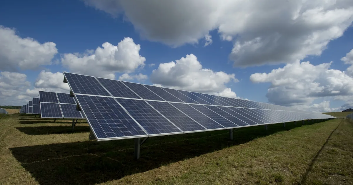 India's solar sector has grown from 4 GW to 140 GW over the past decade, making it one of the fastest renewable energy expansions ever recorded. The country now targets 500 GW of clean power capacity by 2030. Photo: Unsplash.