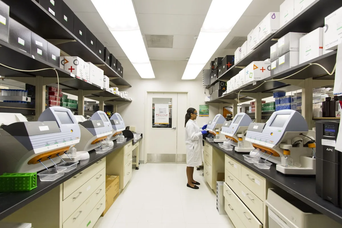 Scientists took blood samples from dialysis patients and measured two groups of amino acids. The balance between them, called Fischer's ratio, turned out to be a good predictor of who was at higher risk. Photo: Unsplash / National Cancer Institute.