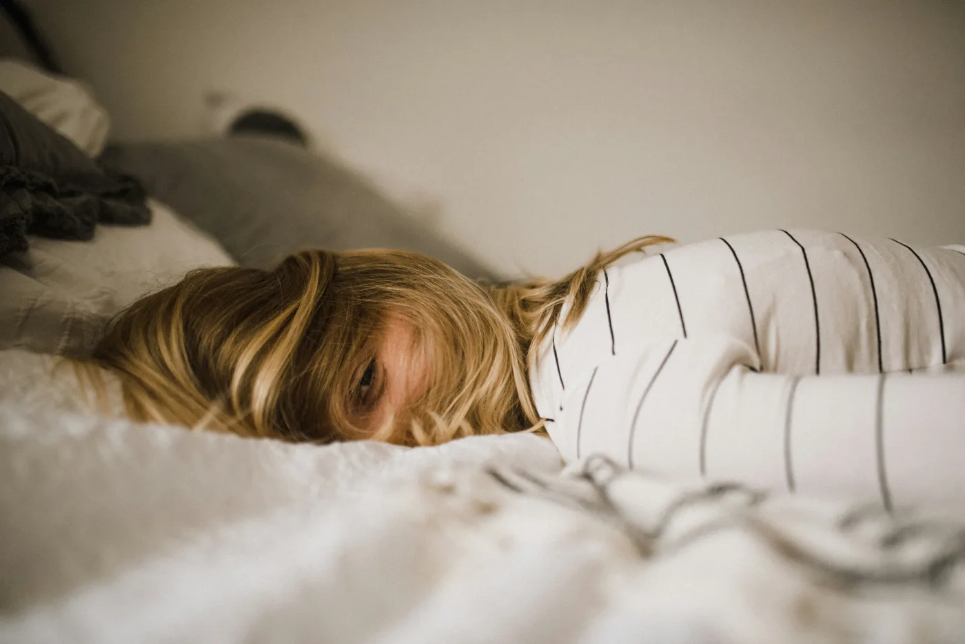 A person lies exhausted in bed — a scene playing out in millions of American homes every night. A 2025 OHSU study spanning all 3,143 U.S. counties found that communities with higher rates of insufficient sleep (<7 hours per night) consistently recorded shorter average lifespans, every year from 2019 to 2025.
